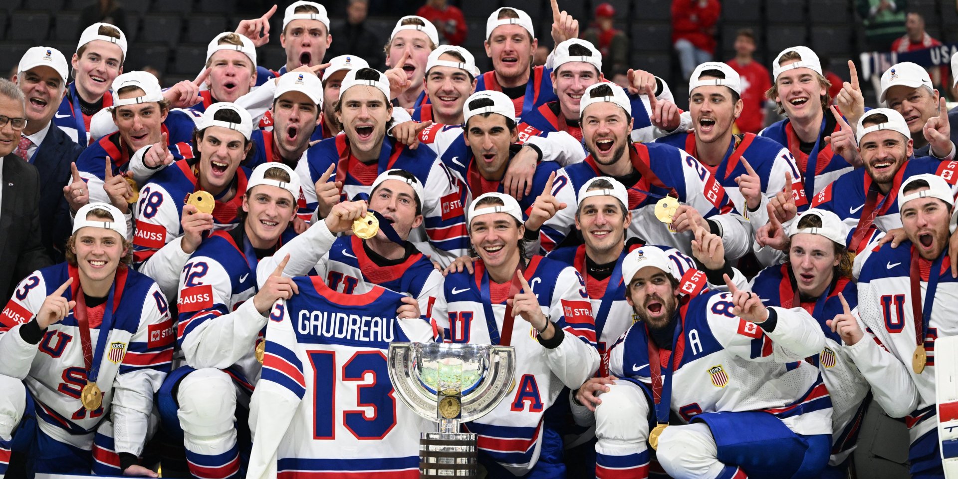 Рядом с трофеем свитер Годро (Фото: USA Hockey)