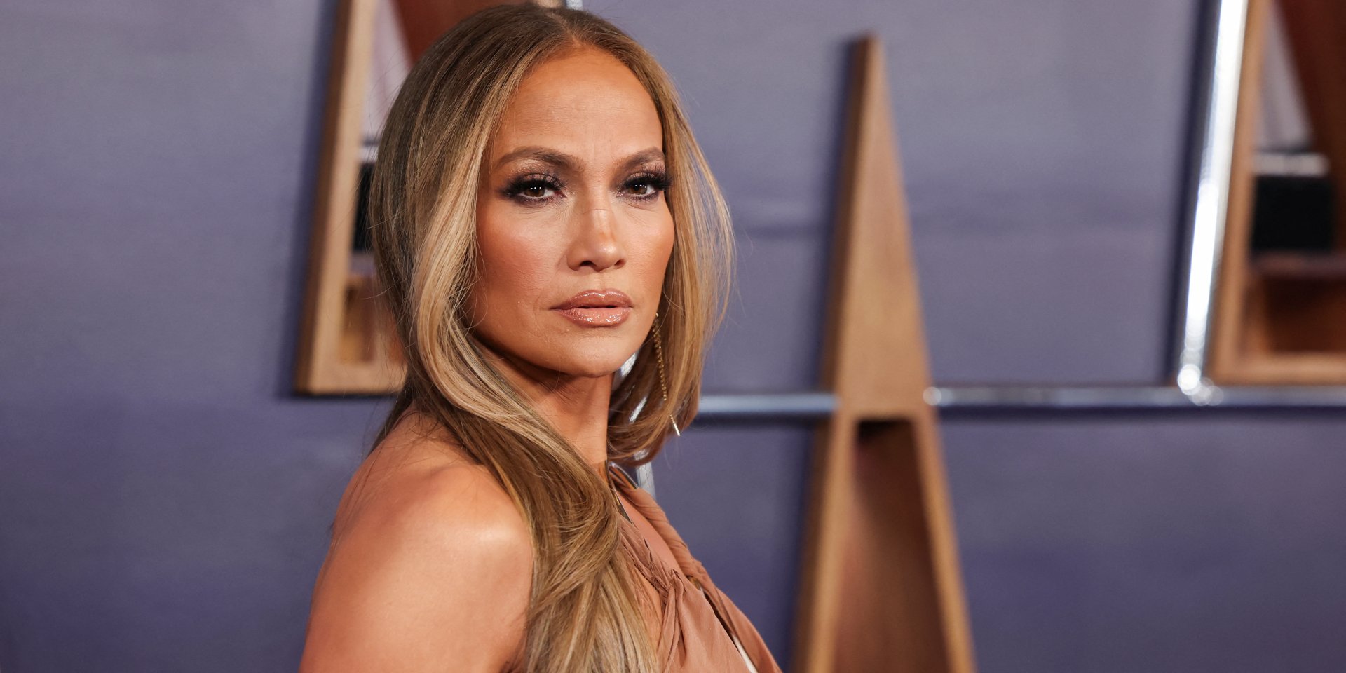 Дженніфер Лопес стала ведучою на American Music Awards 2025 (Фото: REUTERS/Ronda Churchill)