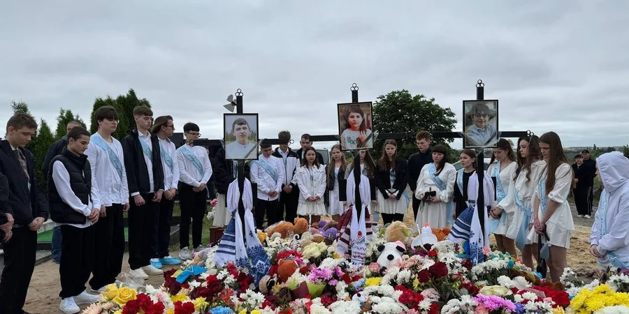 Последний звонок на кладбище. В Коростышеве школьники привезли цветы и игрушки на могилы трех детей, погибших из-за атаки РФ — фото