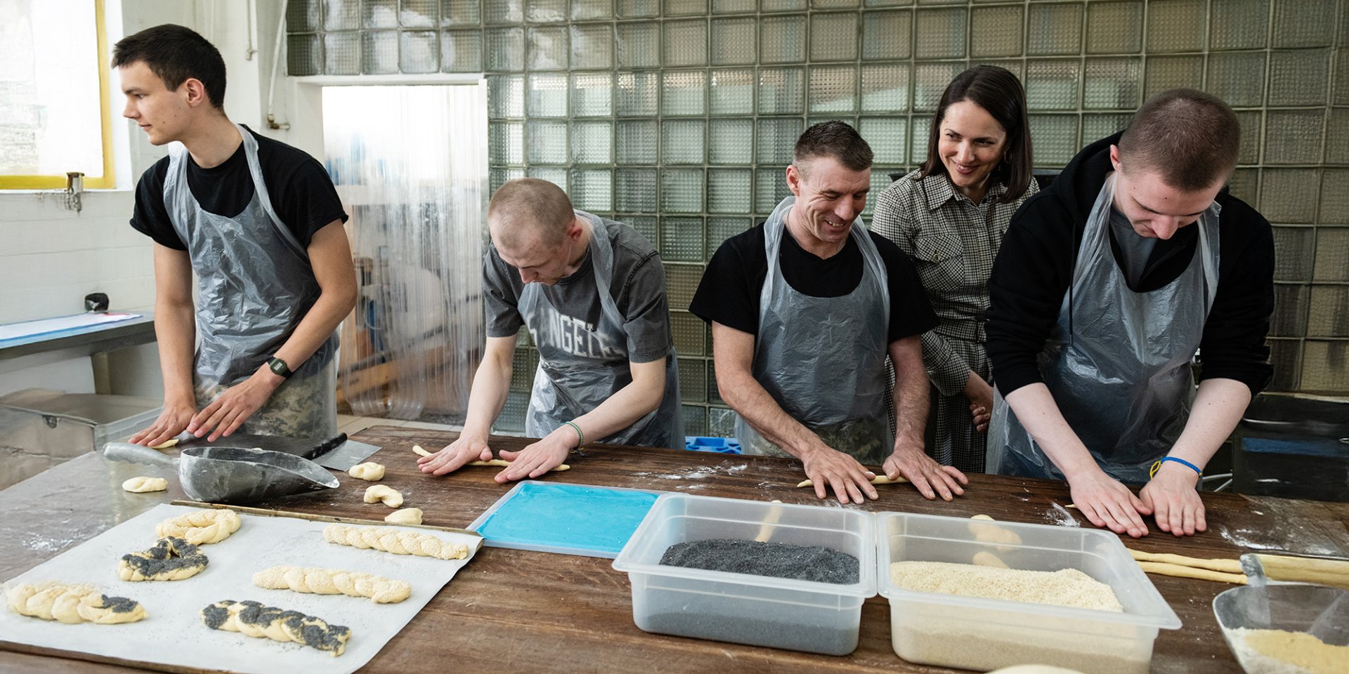 Приказ месить тесто. Кто заставил военных делать пирожные в&nbsp;киевской пекарне и&nbsp;как это помогает наконец выйти из&nbsp;боя,&nbsp;&mdash; репортаж&nbsp;NV