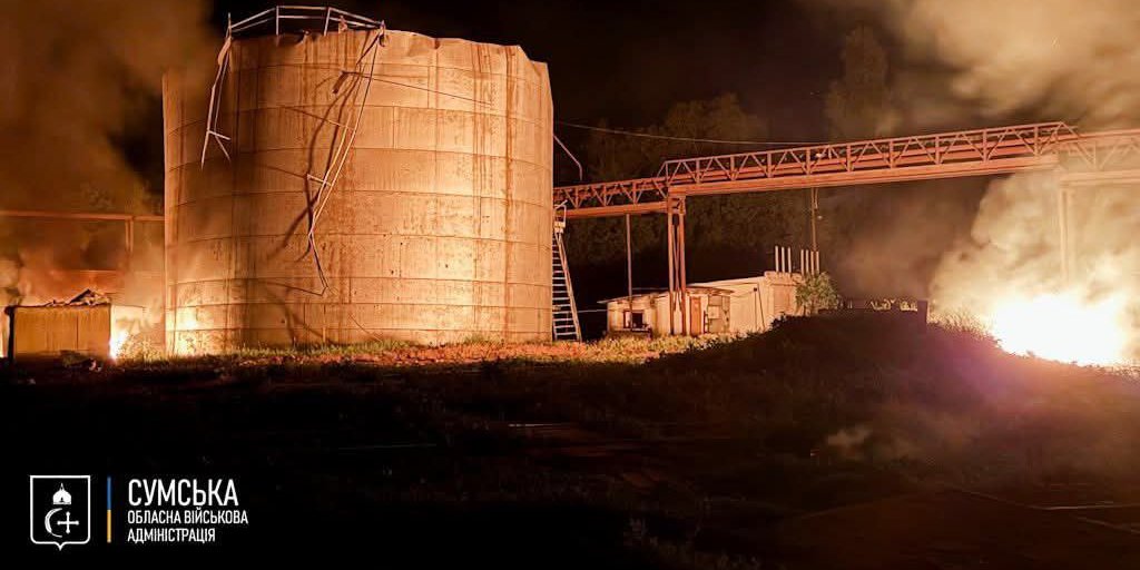 Попадание 12 дронами: российские войска атаковали завод по&nbsp;производству биоэтанола в&nbsp;Сумской области, возник пожар&nbsp;&mdash; фото