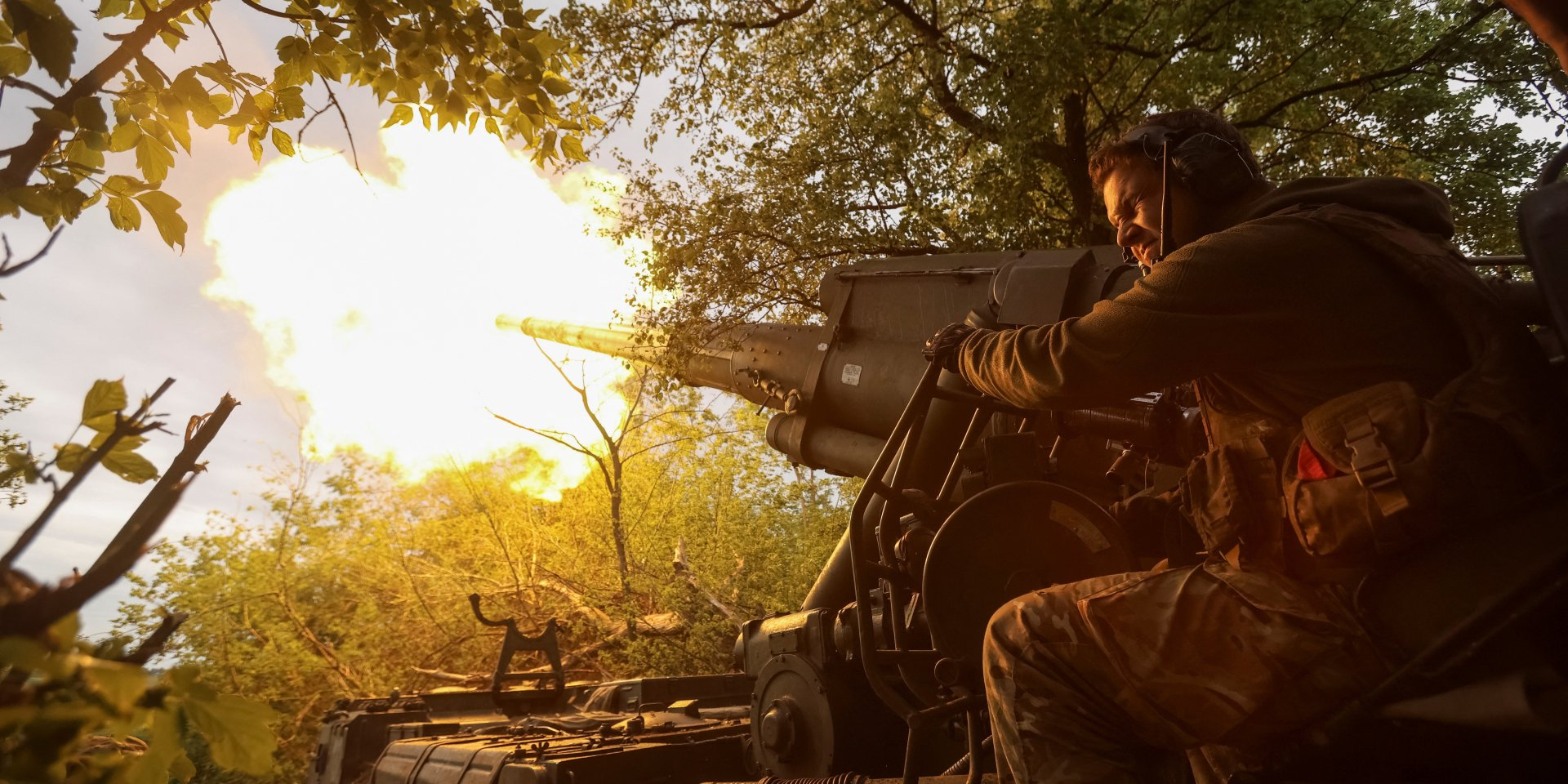 A Ukrainian soldier fires a Pion self-propelled gun toward Russian positions. Donetsk Oblast, May 2025. (Photo: REUTERS/Anatolii Stepanov)
