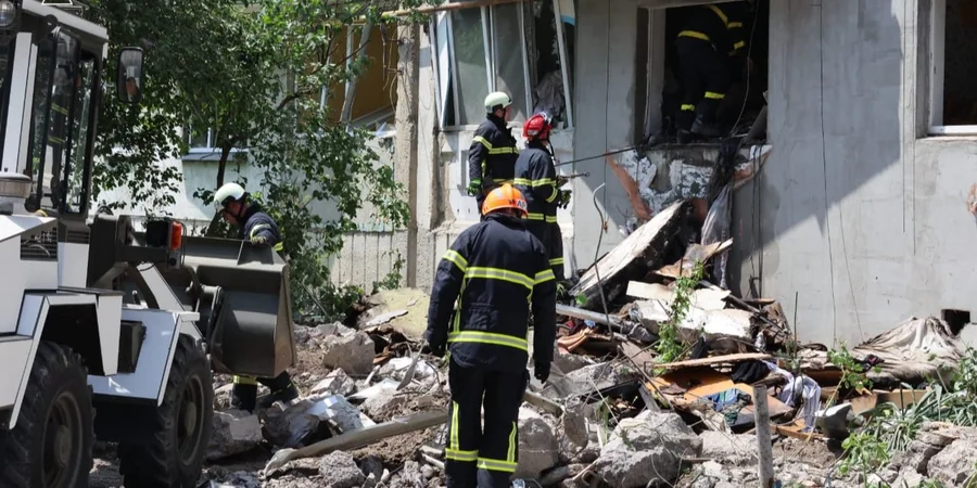 В Луцке под завалами разрушенного дома нашли тела молодой пары — видео