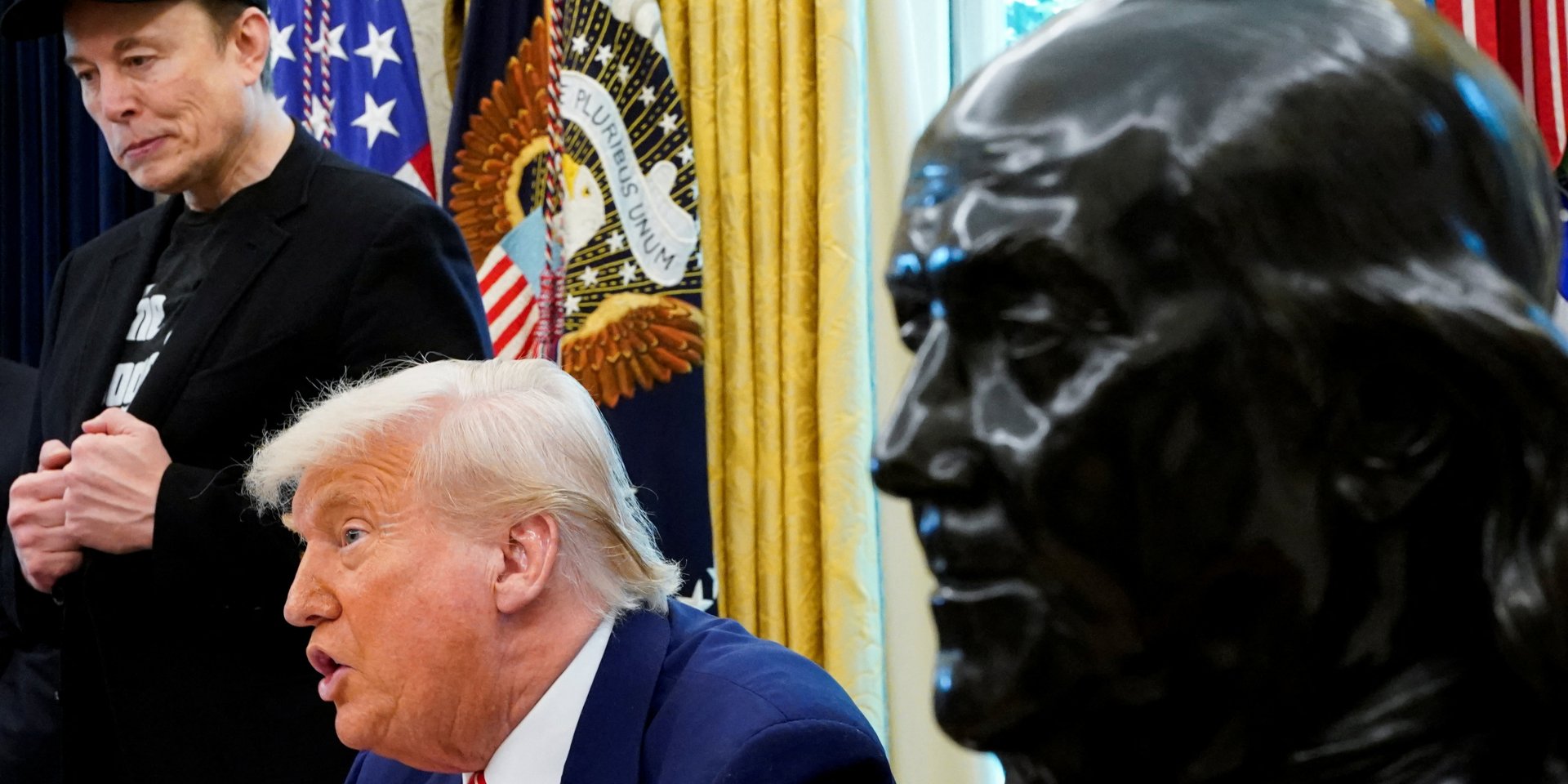 Появилась информация, что Дональд Трамп планирует избавиться от красного электрокара Tesla, который он купил для поддержки Илона Маска (Фото: May 30, 2025. REUTERS/Nathan Howard)