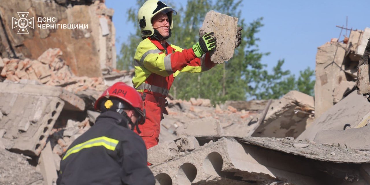 Российский удар по&nbsp;Чернигову. Спасатели достали из-под завалов тела двух погибших