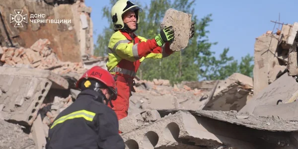 Российский удар по Чернигову. Спасатели достали из-под завалов тела двух погибших