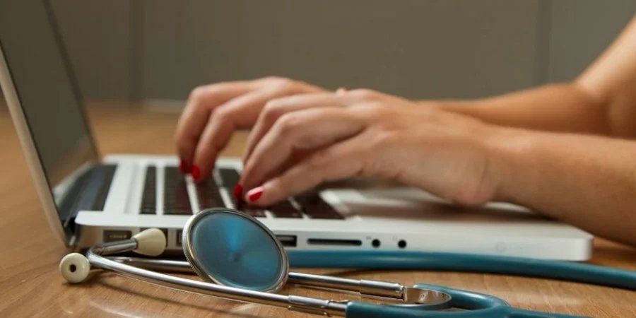 Как подать корректирующую заявку-расчет на увеличение суммы больничных (Фото: National Cancer Institute/Unsplash)