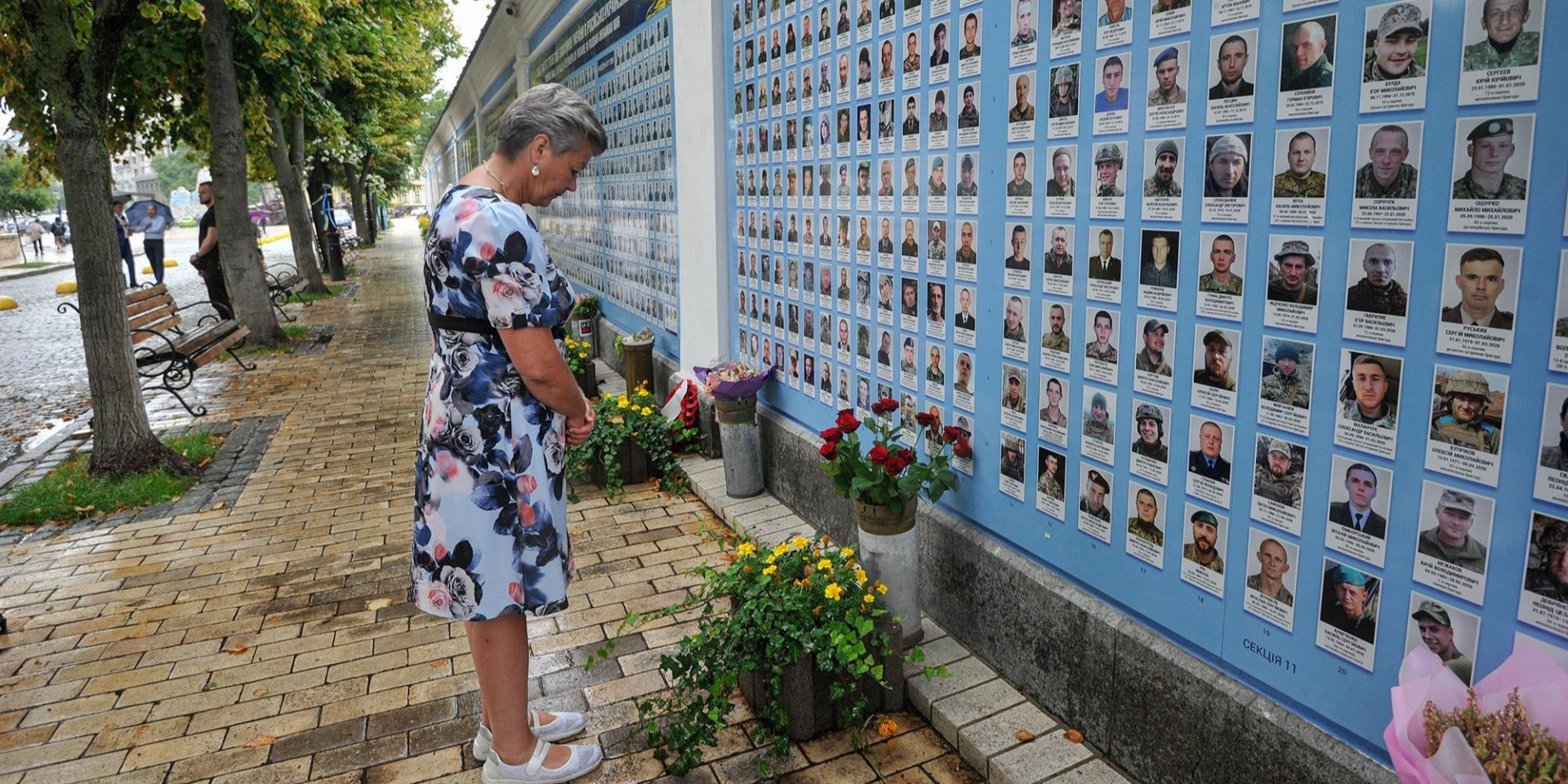 Ylva Johansson at a memorial to fallen Ukrainian soldiers (Photo: Ylva Johansson / Twitter)