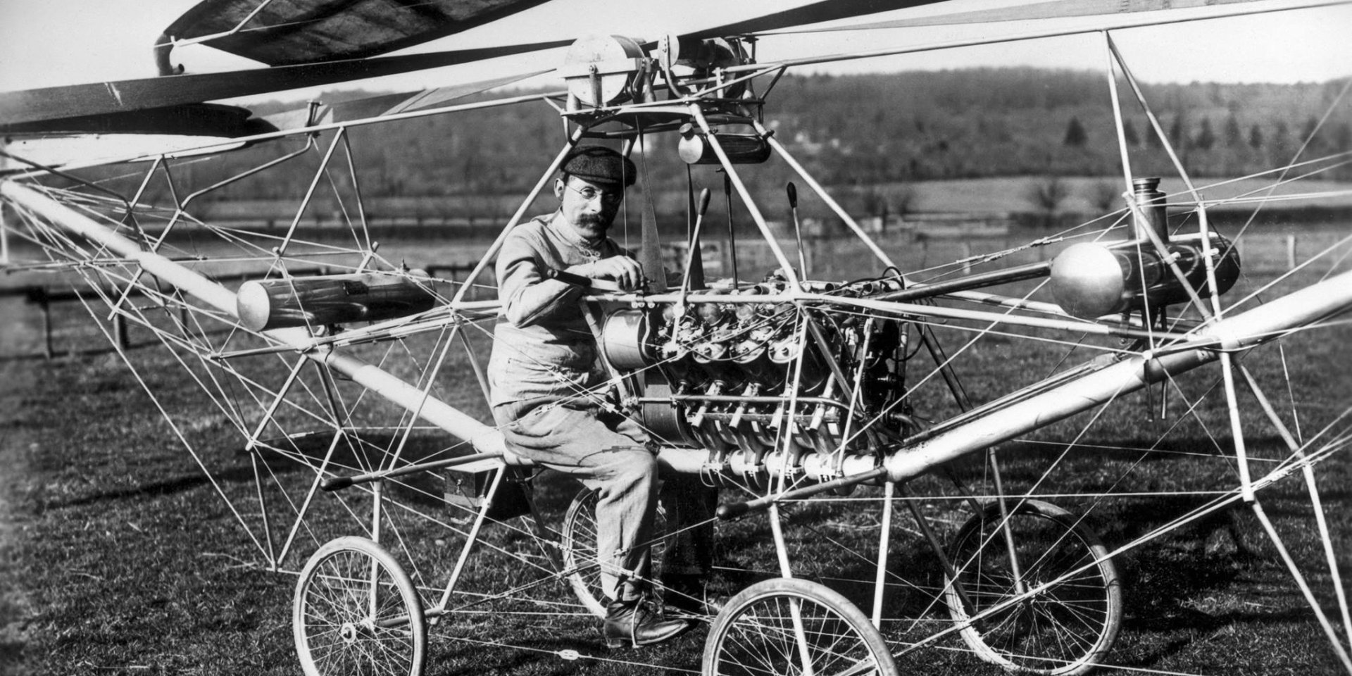 Изобретатель Поль Корню в вертолете, 1907 год (Фото: Airbus Helicopters)