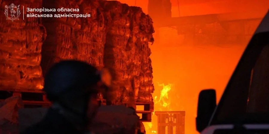В результате вражеской атаки в Запорожье загорелось промышленное предприятие