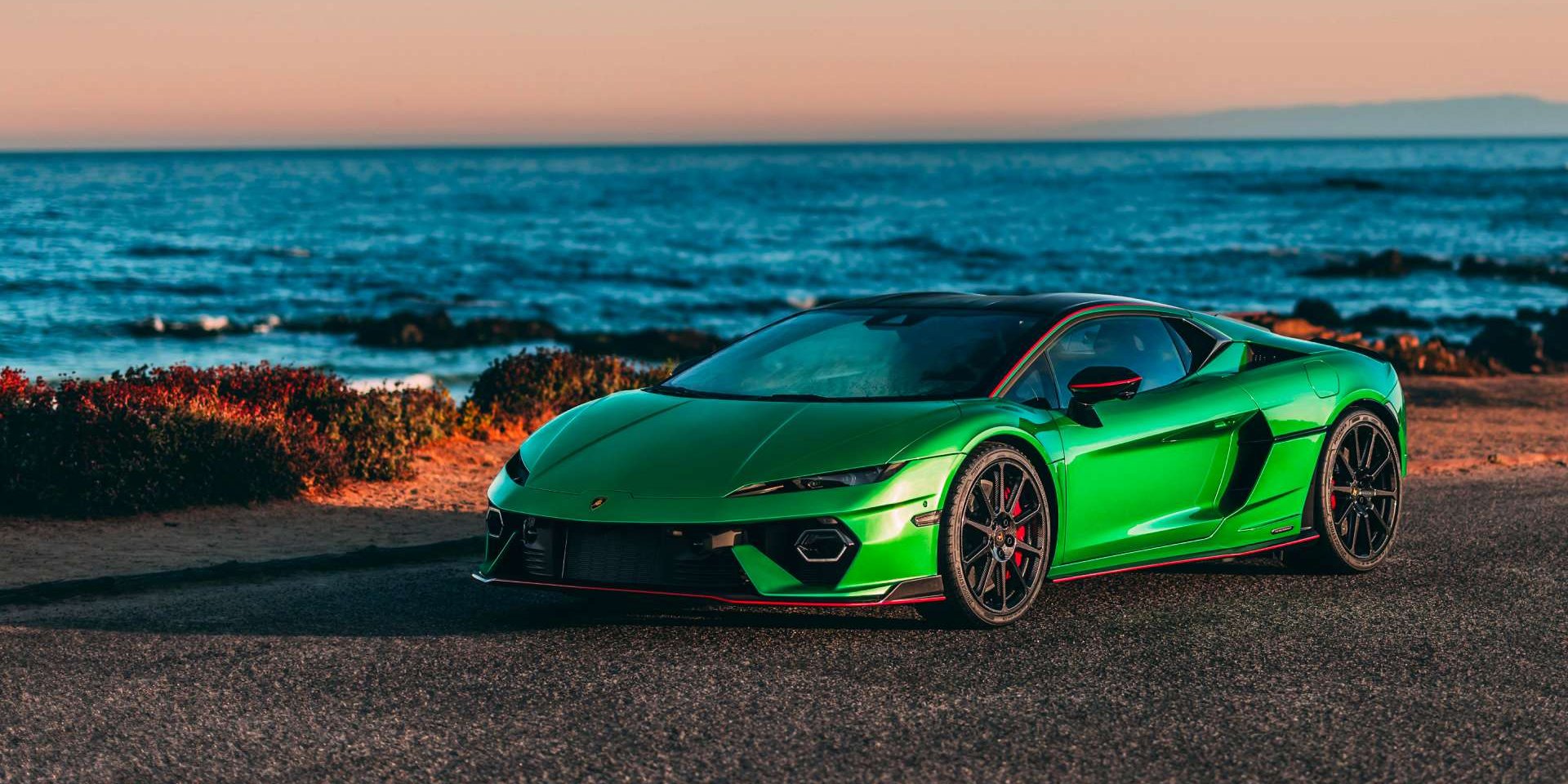 Компания не планирует отказываться от ДВС (Фото: Lamborghini)