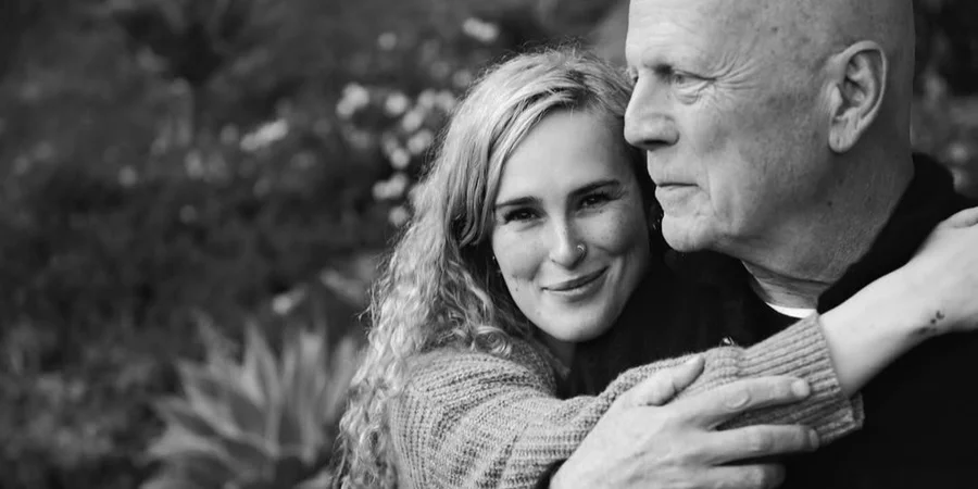 Аңғал жас әйел Реми ЛаКруа үшін анальдік жаза Моншада апаммен жыныстық қатынас