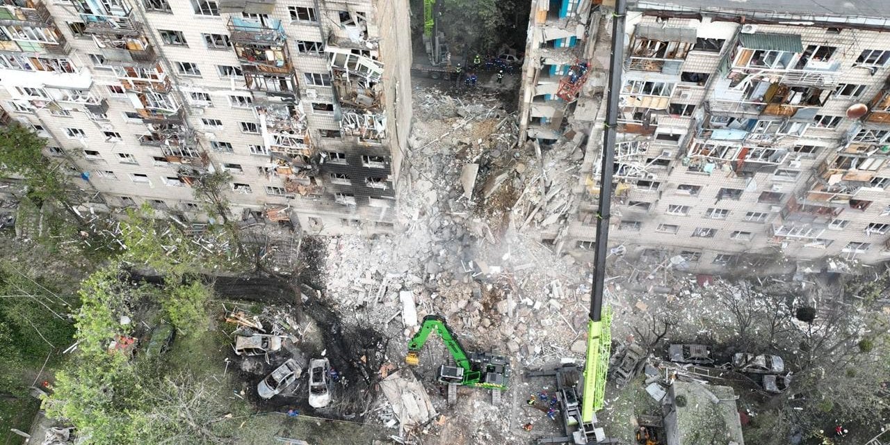 Последствия удара баллистической ракеты по многоэтажке в Соломенском районе Киева, 17 июня 2025 года (Фото: МВД)
