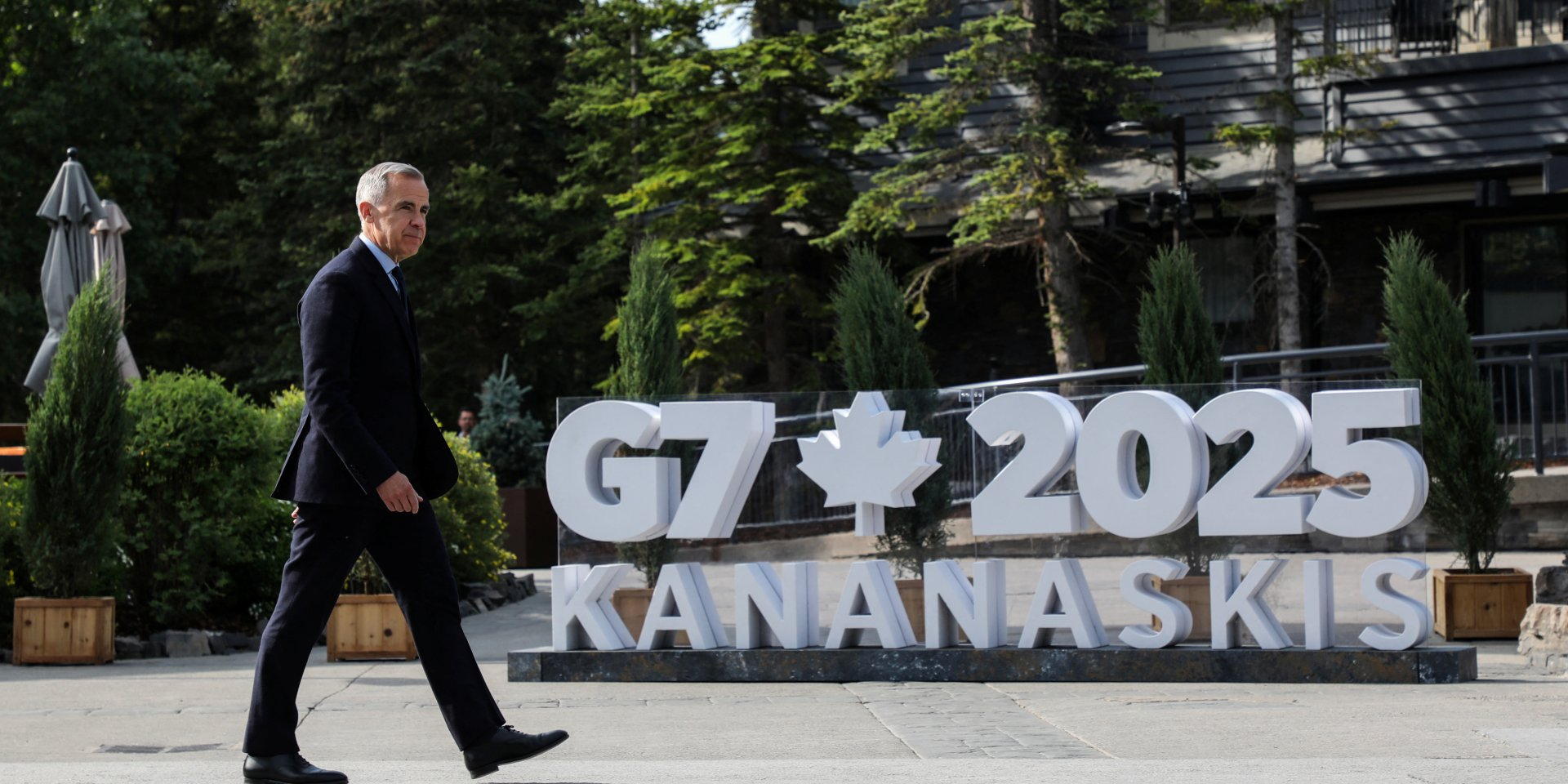 Canadian Prime Minister Mark Carney is walking in Kananaskis, Alberta, during G7 summit, June 17, 2025 (Photo: REUTERS/Amber Bracken)