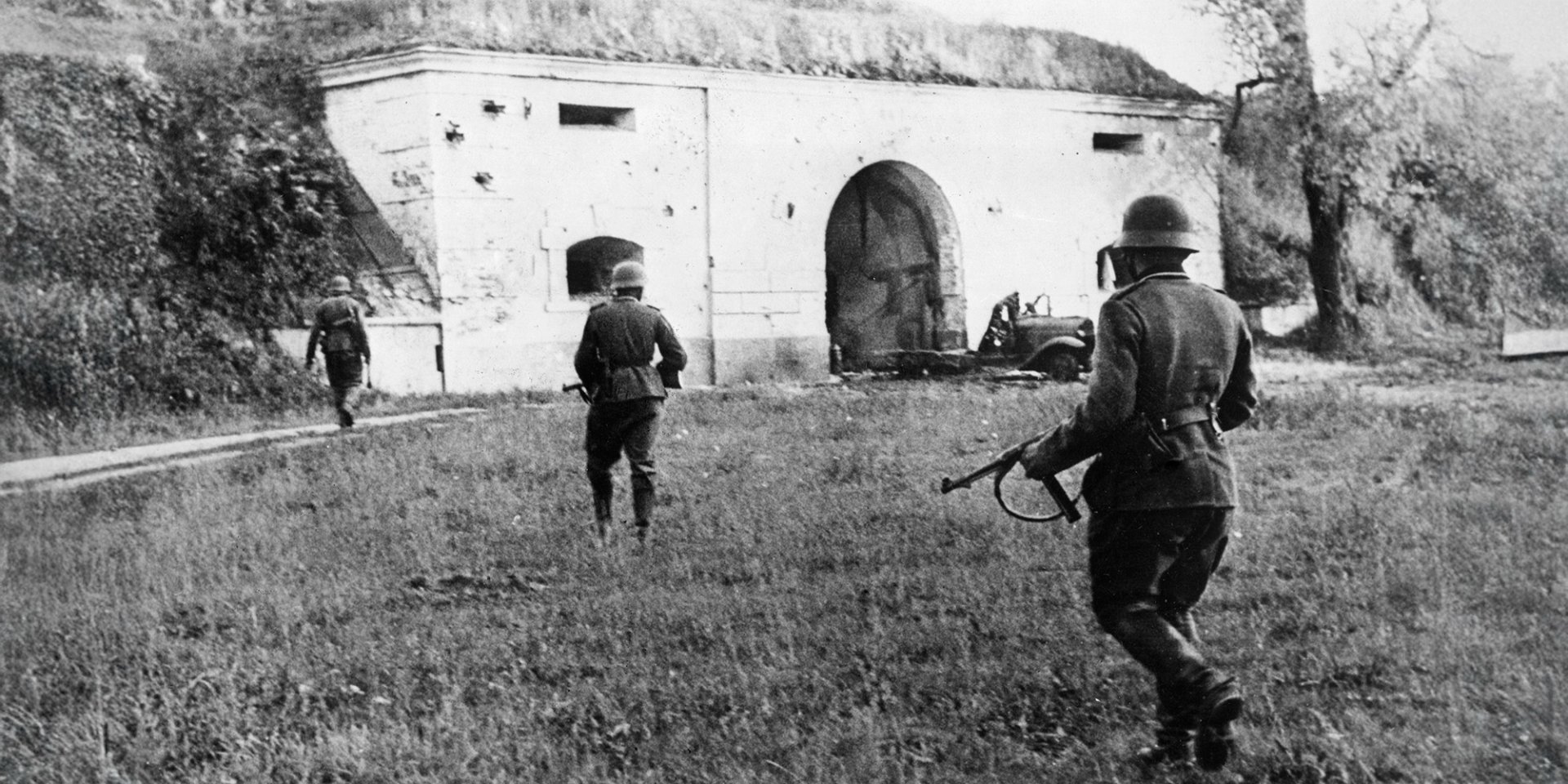 Немецкие солдаты перед цитаделью Брест-Литовска, июнь 1941 года (Фото: Mondadori Portfolio / Getty Images)