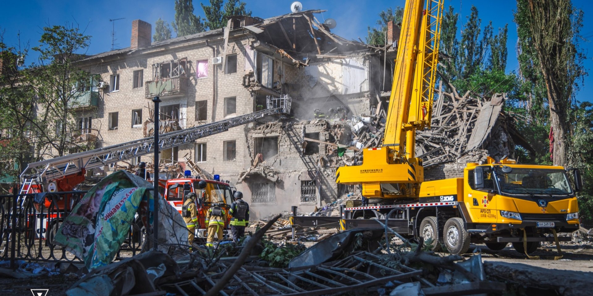 В&nbsp;Краматорске из-под завалов четырехэтажки деблокировали тела трех погибших, спасательная операция продолжается