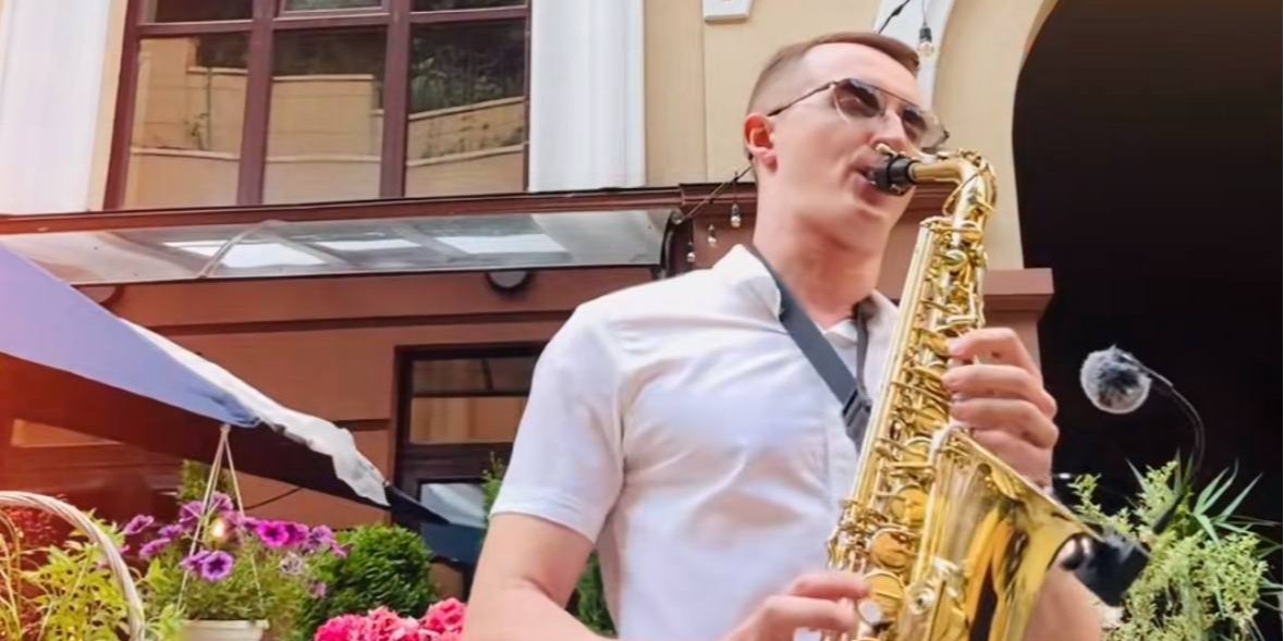 Київський музикант відтворив мелодію з відомого серіалу (Фото: nickor24/TikTok/скриншот)