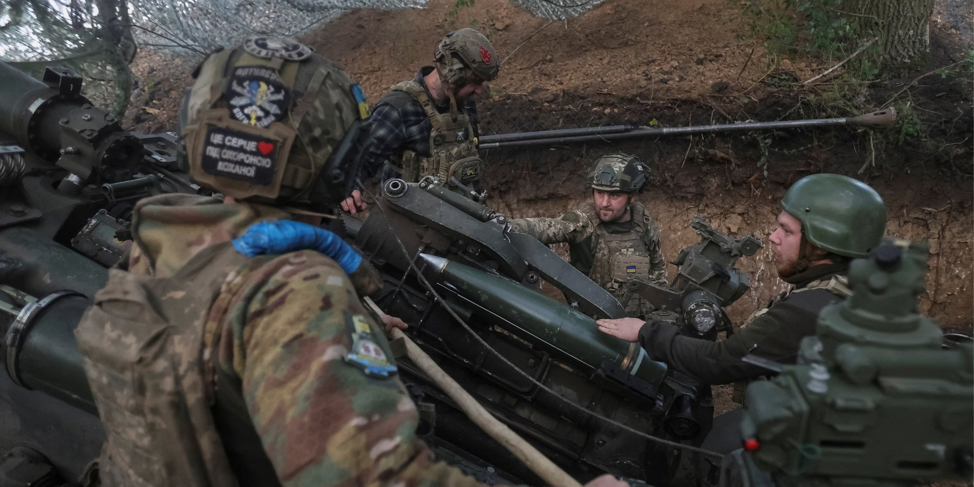 Servicemembers of Ukraine’s 148th Separate Artillery Brigade prepare to fire a U.S.-supplied M777 howitzer, Donetsk Oblast, June 2025. (Photo: REUTERS/Anatolii Stepanov)