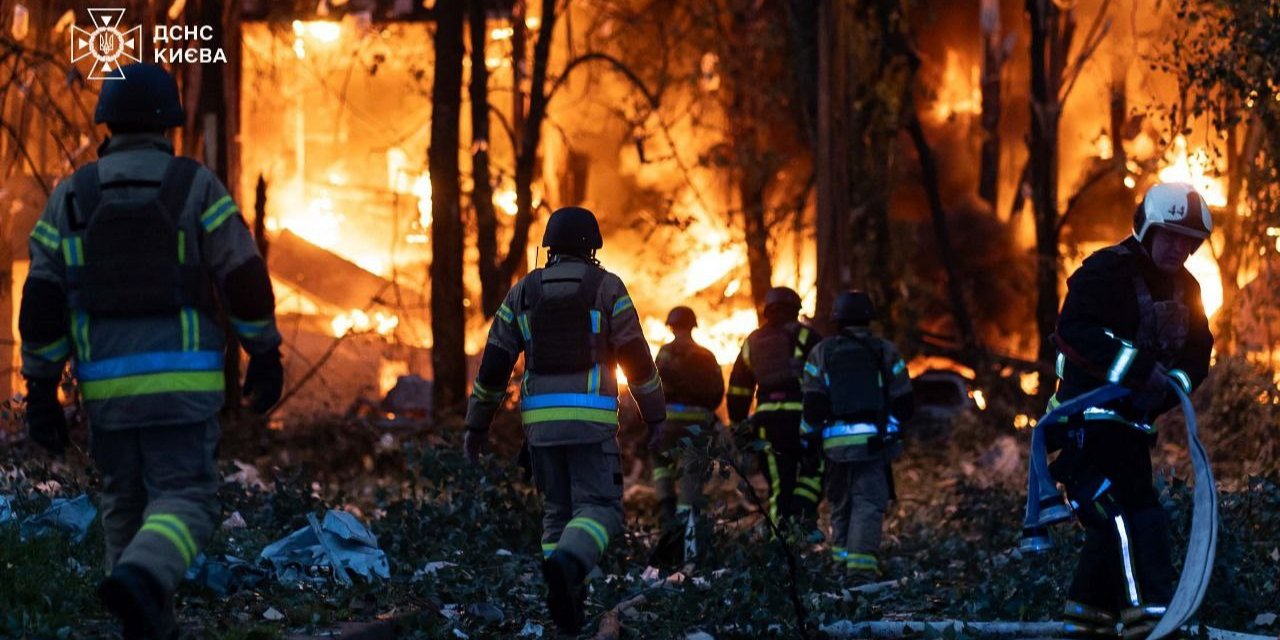 У Києві внаслідок російського обстрілу виникла низка пожеж, 4 липня 2025 року (Фото: ДСНС України/Telegram)