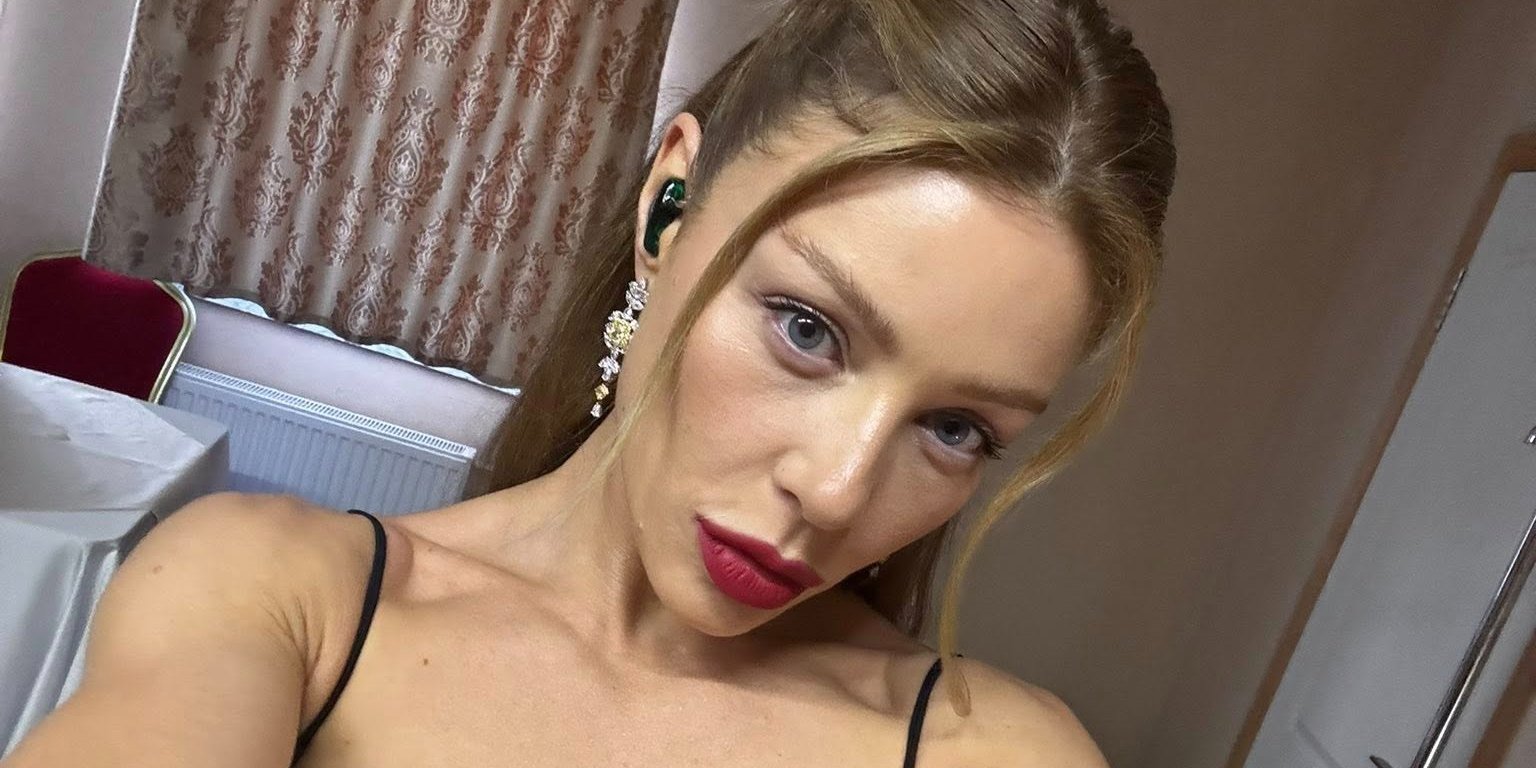 Жалаңаш әнші Тина Карол