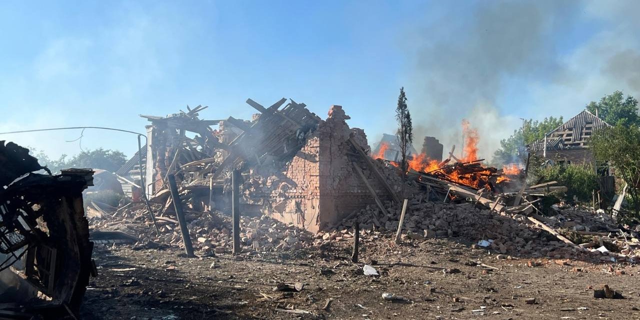 Россия атаковала Сумы беспилотниками: два человека погибли, пять домов полностью разрушены, под завалами могут быть люди&nbsp;&mdash; фото