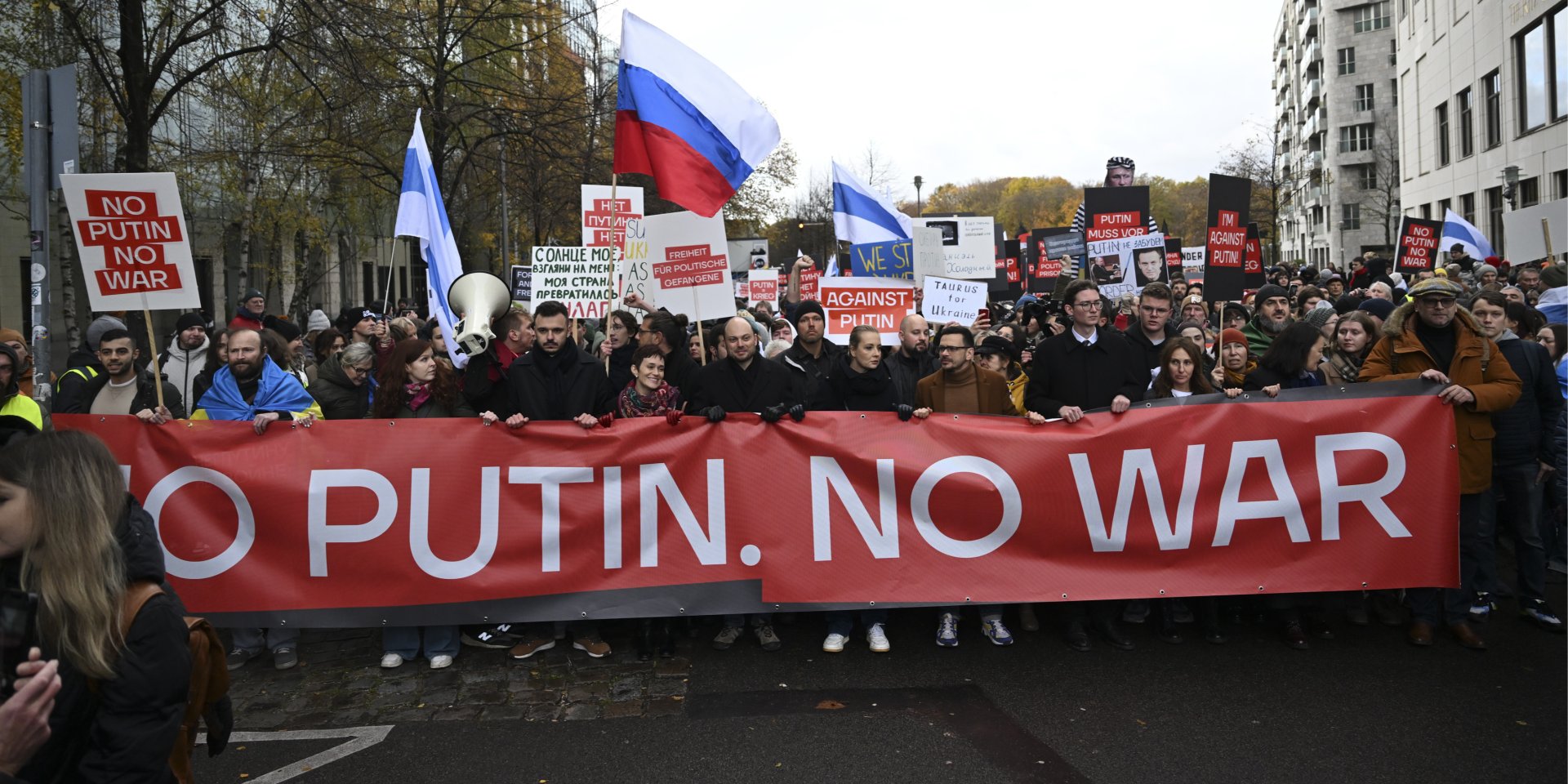 В публичном пространстве Европы россияне стараются быть либо менее заметными, либо «против войны» (на фото акция российской оппозиции с участием Юлии Навальной в Берлине 17 ноября прошлого года). (Фото: Halil Sagirkaya / Anadolu via Reuters)