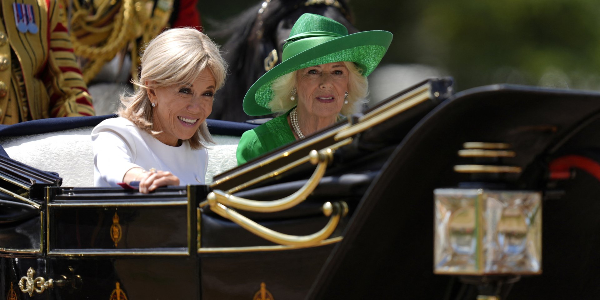 Бріджит Макрон з королевою Каміллою їдуть у кареті по Віндзору (Фото: Andrew Matthews/Pool via REUTERS)