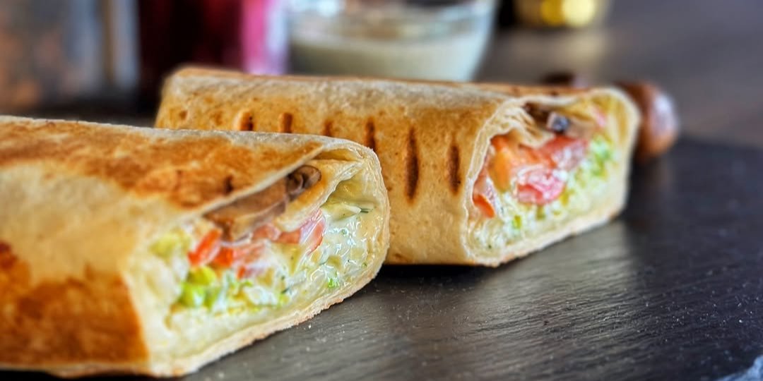 Шаурма чудово смакує як з куркою, так і качкою, фалафелем і навіть морепродуктами (Фото: instagram/pervayashaurma1)