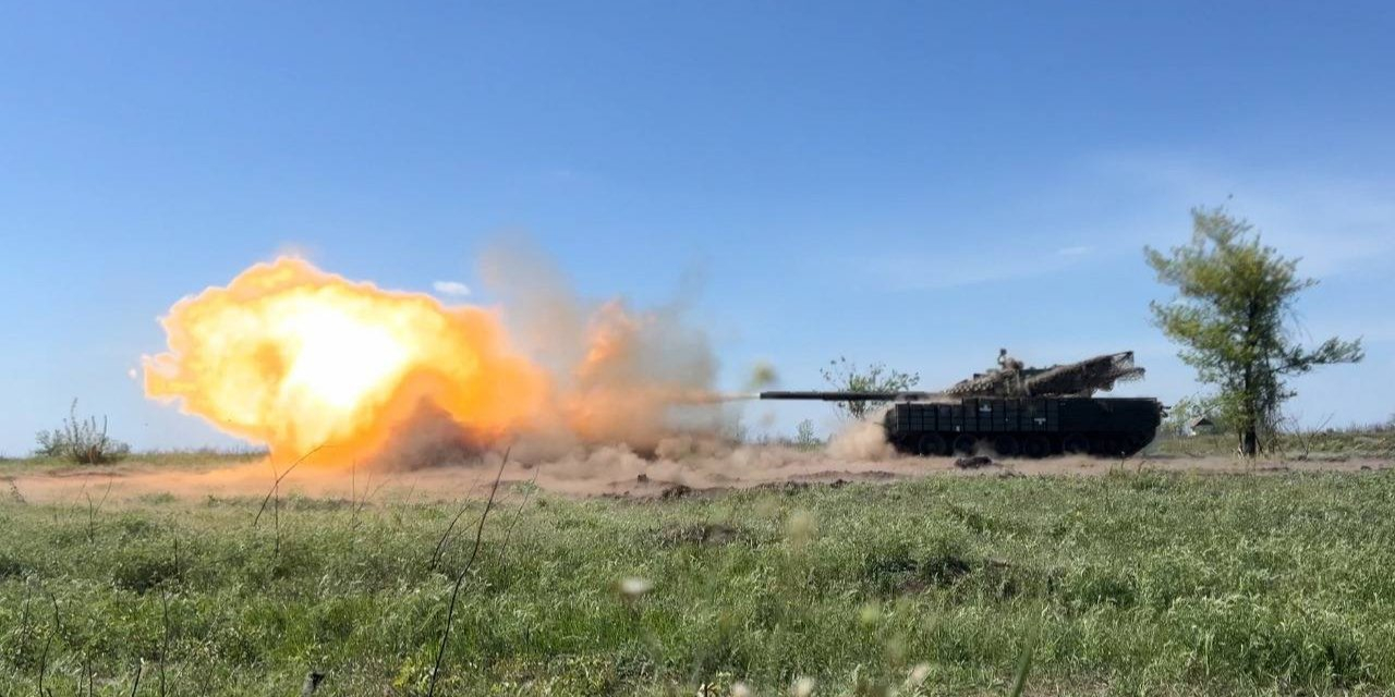 Ukrainian soldiers are firing the enemy positions (Photo: AFU GenStaff / Facebook)