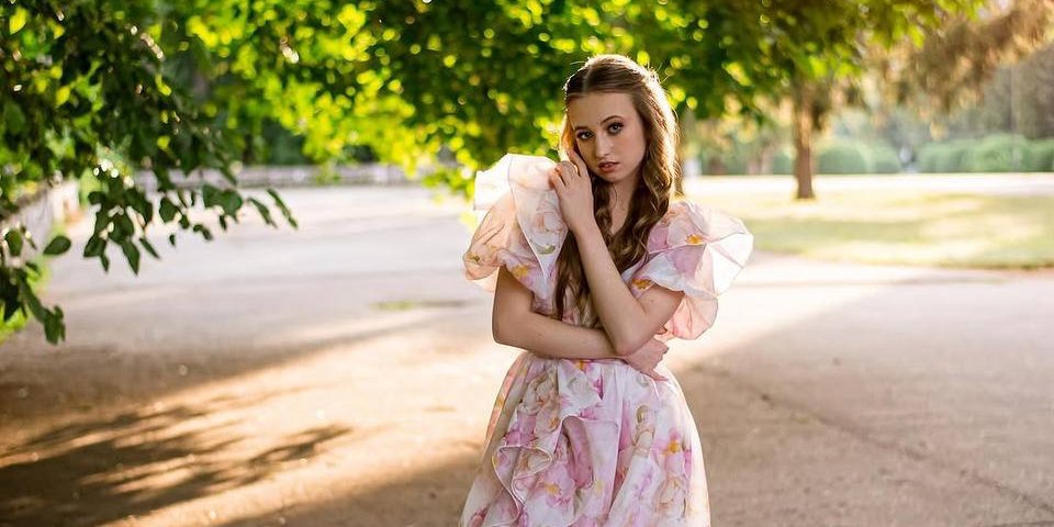 Дівчина з Донеччини влаштувала фотосесію, щоб відчути себе справжньою випускницею (Фото: Софія Кучук/Instagram)