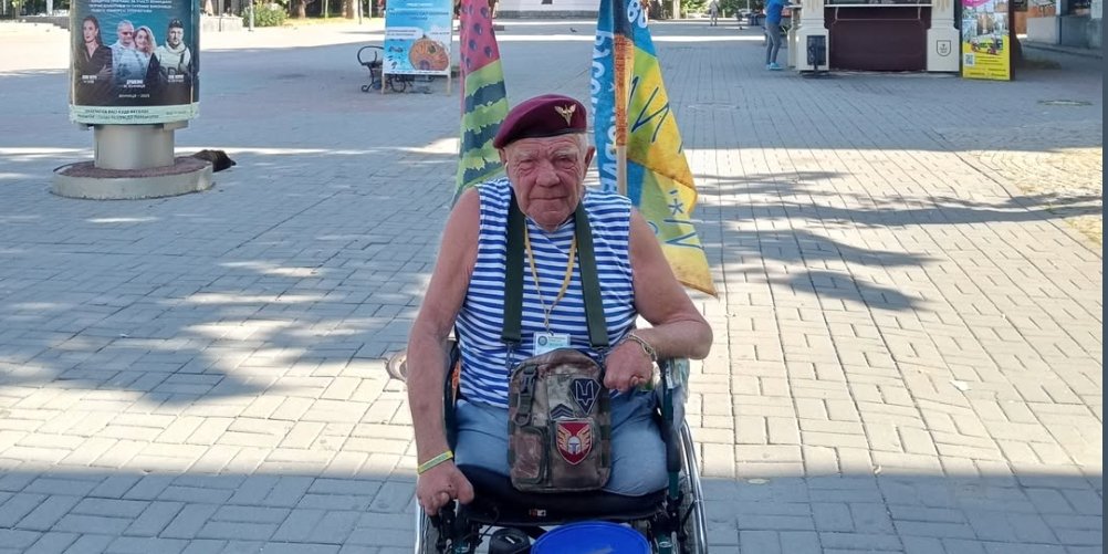 Григорий Янченко лично отвозит закупленное оборудование защитникам (Фото: Facebook Григорій Янченко)