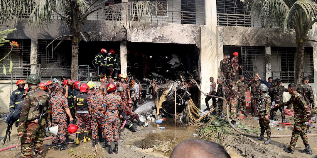 У Бангладеш винищувач упав на школу, є поранені