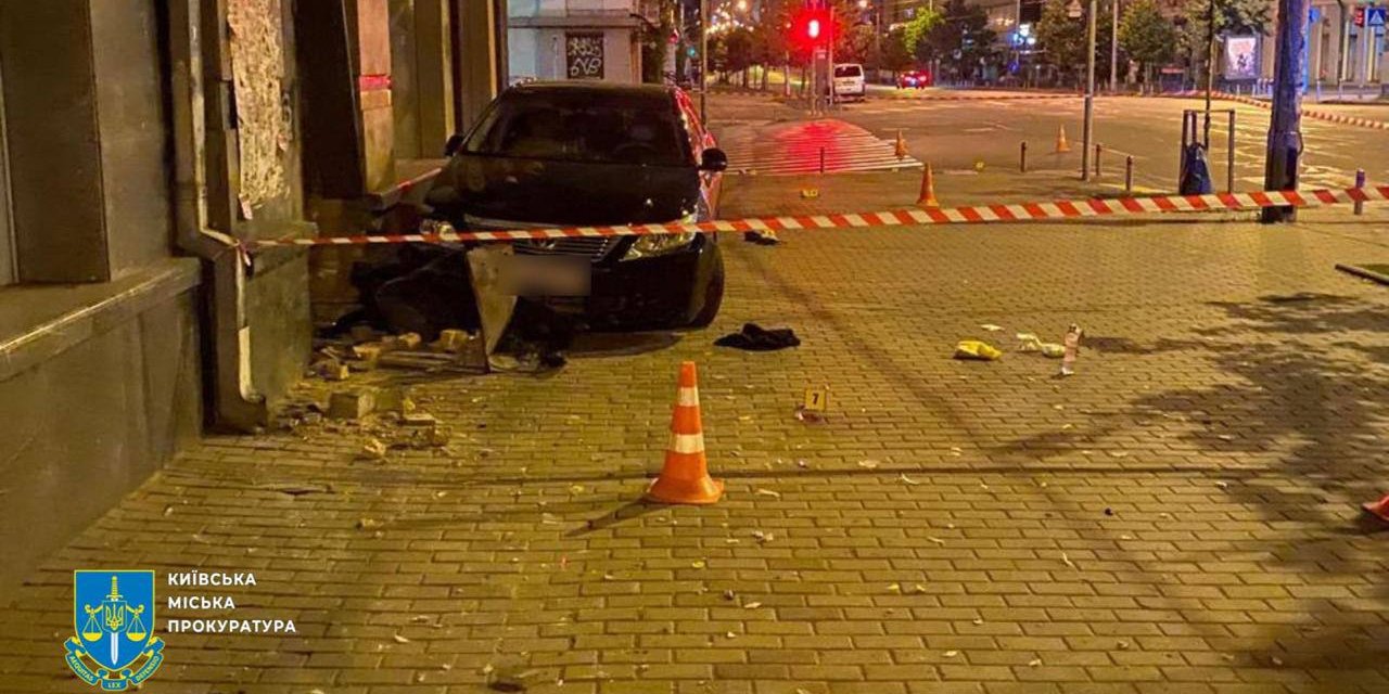 Фото с места ДТП, где работник прокуратуры сбил насмерть женщину в Киеве (Фото: @Киевская городская прокуратура)