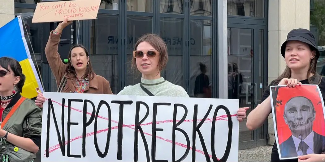 Украинцы протестуют против выступления путинистки Нетребко в Берлине (Фото: @Anna Chaika/DW)