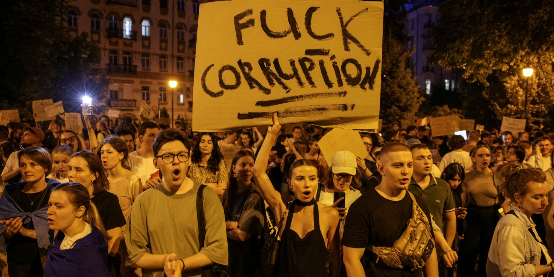 Ukrainians protest during the first wartime rally against a newly passed law, which curbs independence of anti-corruption institutions, amid Russia's attack on Ukraine, near the presidential office in Kyiv, Ukraine July 22, 2025. (Photo: REUTERS/Stanislav Kozliuk)