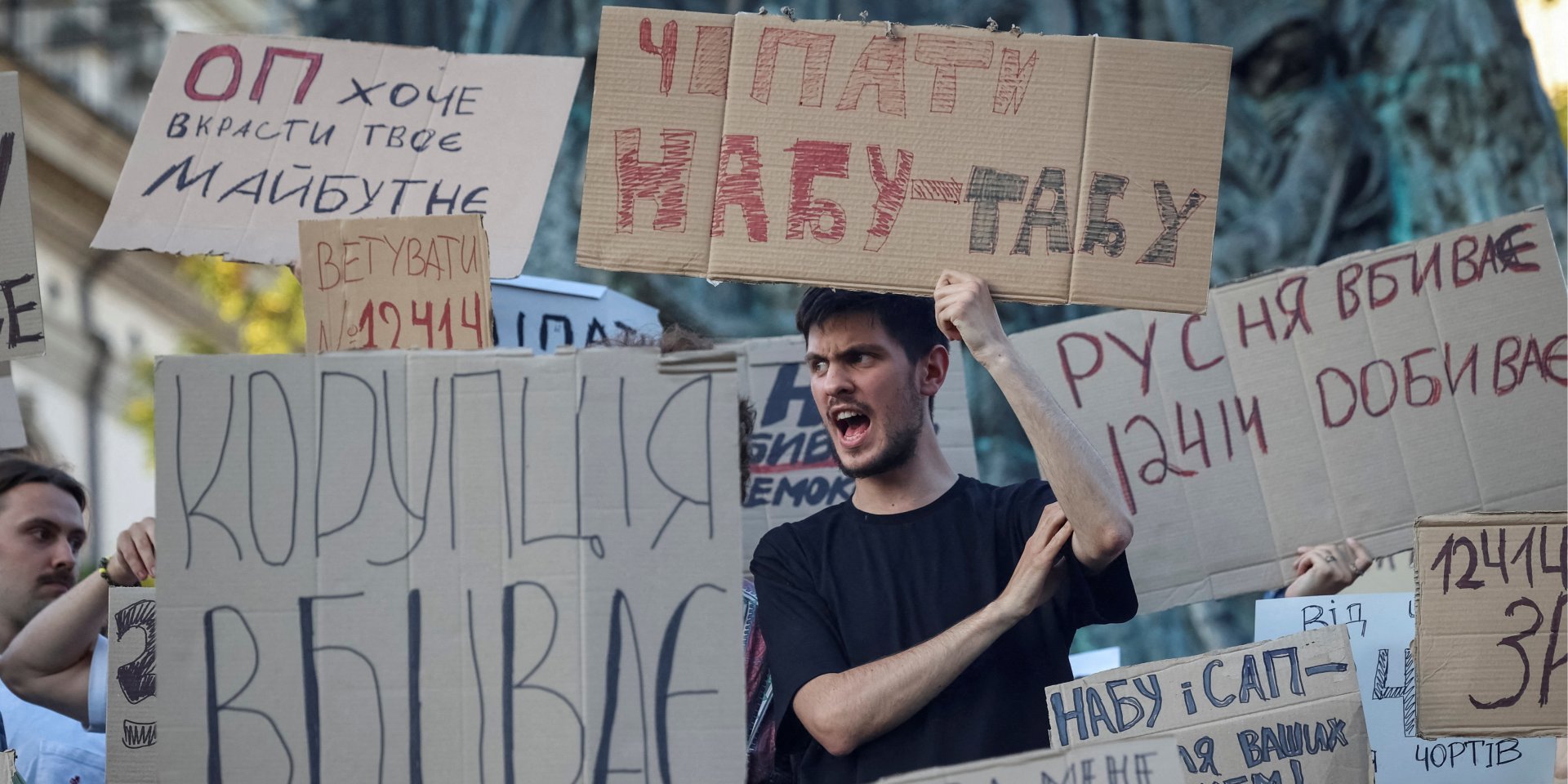 Між РФ і «напівавторитарним» керівництвом. Закон № 12414 підриває українську демократію, Зеленський упевнений, що США не втрутяться — Politico