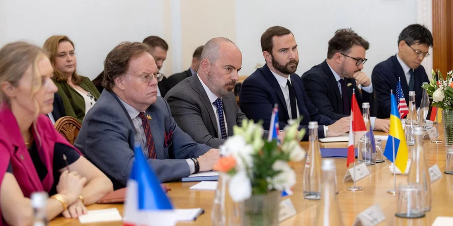 «Хотели отвлечь». Во время принятия скадального закона о НАБУ и САП ОП собрал послов G7, у них забрали телефоны — Железняк