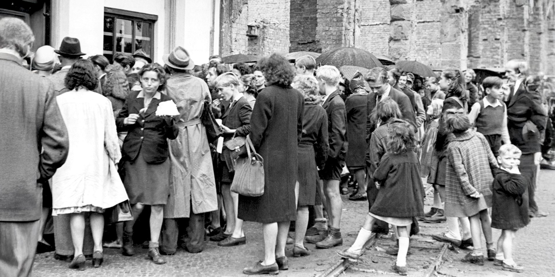Немцы в очереди за обменом и получением новой немецкой марки, июнь 1948 года (Фото: Erich Andres / United Archives via Getty Images)