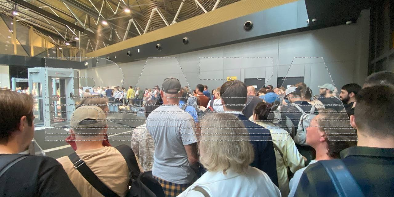 At Moscow’s Sheremetyevo Airport, passengers wait in line to exit after flight cancellations. (Photo: Baza/Telegram)