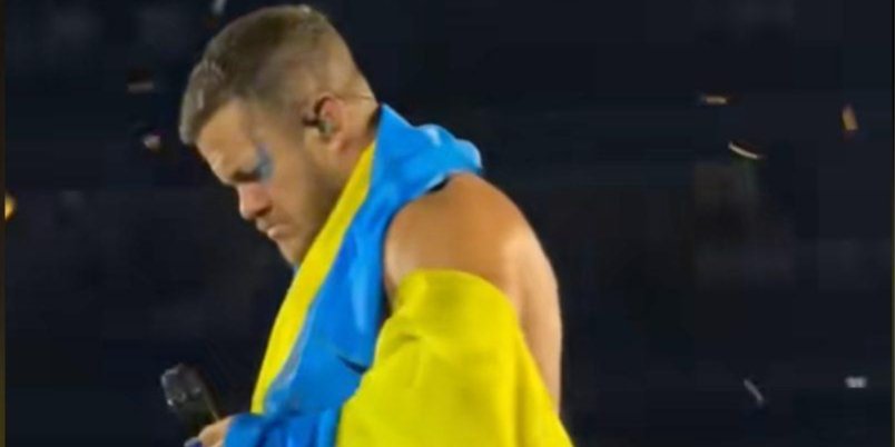 Ден Рейнольдс підняв одразу кілька українських прапорів на концерті в Лондоні (Фото: in.my.dragons.world/TikTok/скриншот з відео)