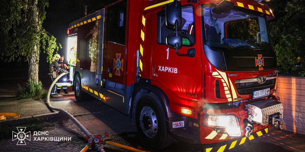Пожары и&nbsp;поврежденные дома: спасатели показали последствия российской ночной атаки дронами на&nbsp;Харьков&nbsp;&mdash; видео
