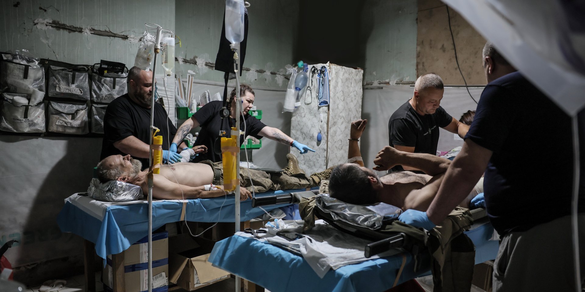Те, кто первыми встречает боль. Ежедневно и ежесекундно украинские боевые медики готовы спасать побратимов — фоторепортаж - фото