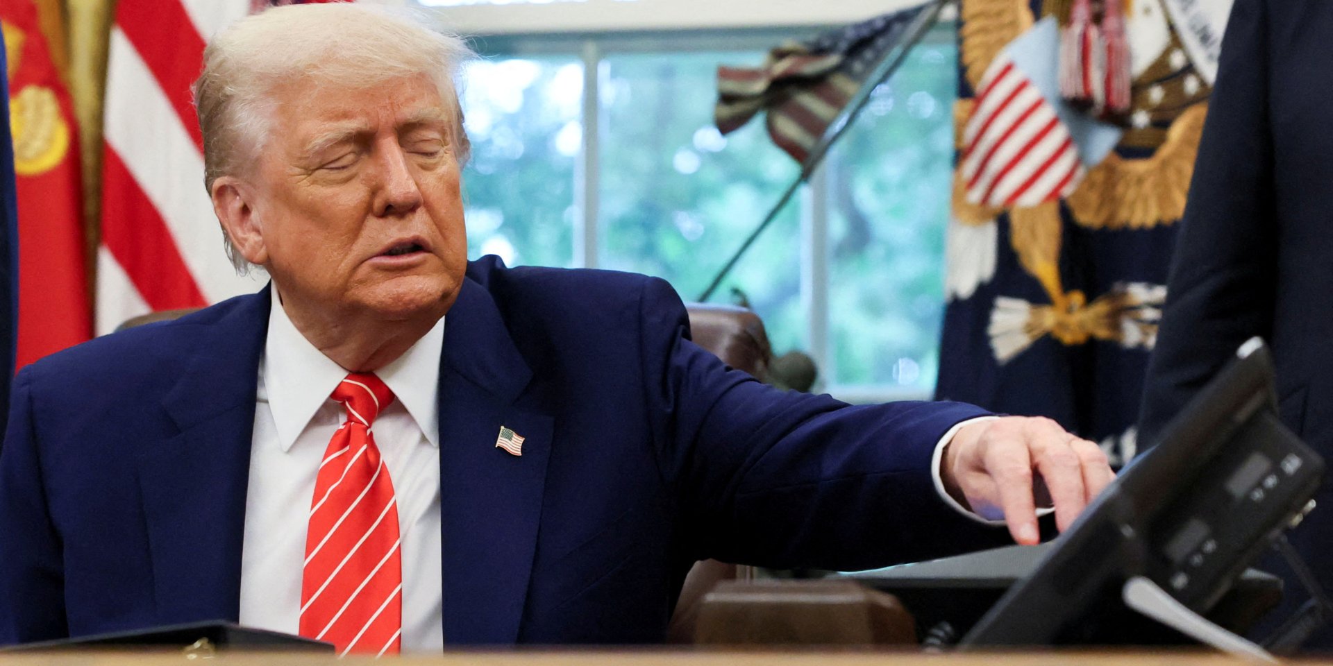 С точки зрения правительства США, Дональд Трамп был частным лицом во время расследования дела Эпштейна и поэтому имеет право на защиту частной жизни, сообщает Bloomberg (Фото: REUTERS/Leah Millis/File Photo)