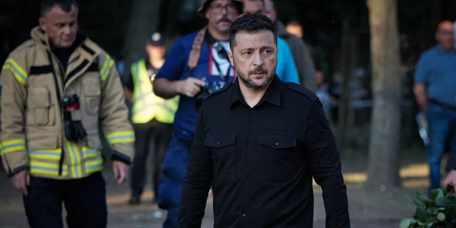 Зеленский почтил память погибших на месте российского удара по девятиэтажке в Киеве