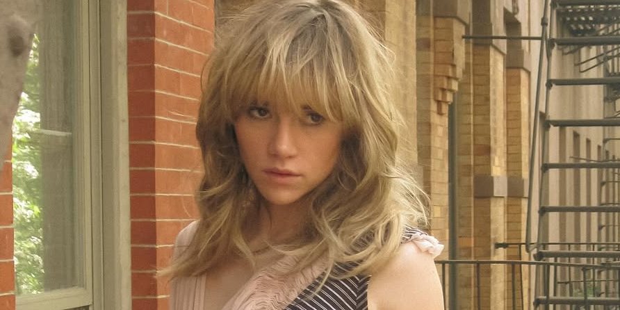 Стрижка шег. Взъерошенная и многослойная прическа (Фото: instagram.com/sukiwaterhouse)