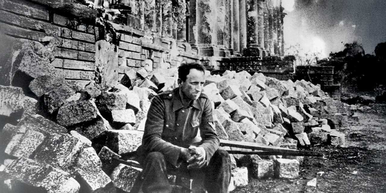 Німецький солдат на тлі руйнувань у Німеччині, 1945 рік (Фото: World History Archive / Alamy via Reuters)
