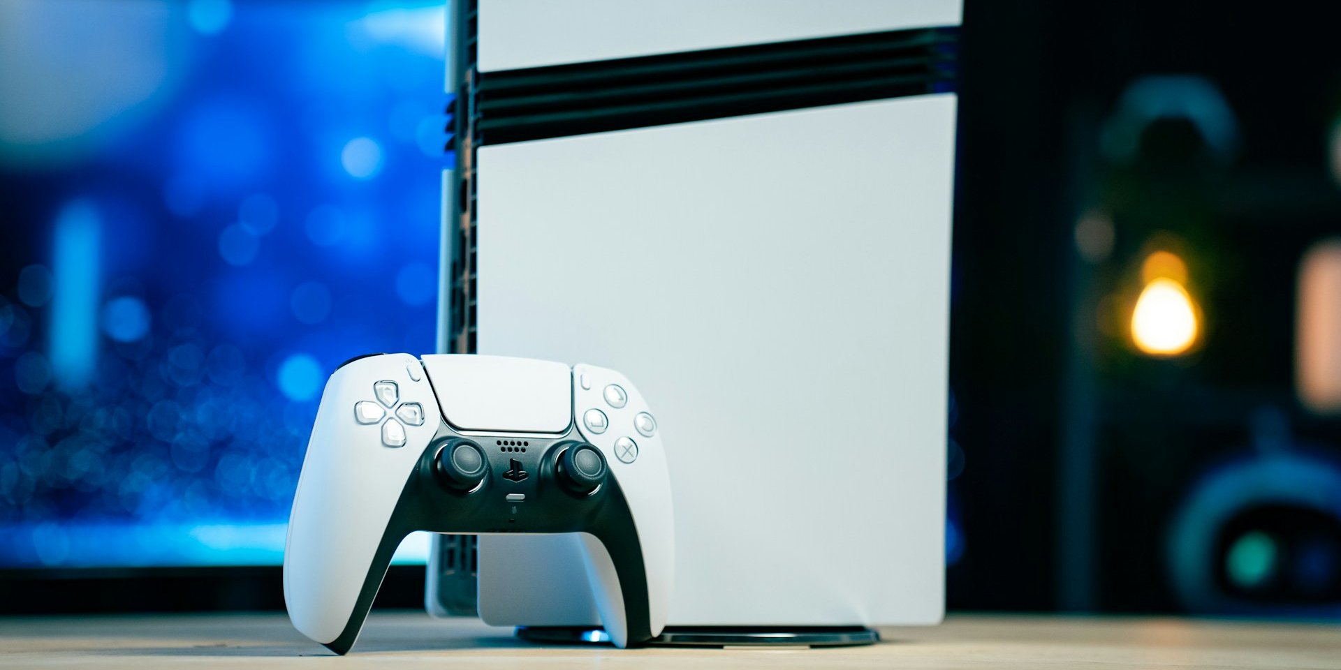 Ігрова консоль Sony PlayStation 5 Pro та геймпад DualSense (Фото: Amanz/Unsplash)