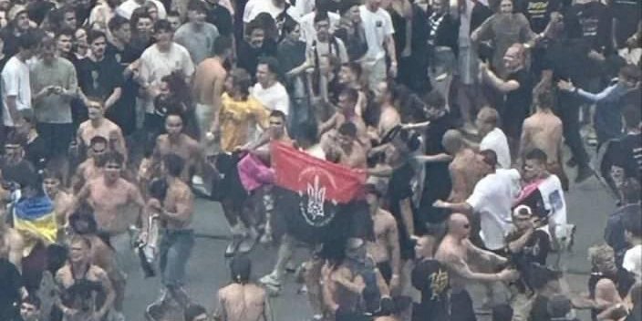 На концерті Макса Коржа розгорнули червоно-чорний прапор. Поляки обурилися (Фото: Nexta Polska/X)