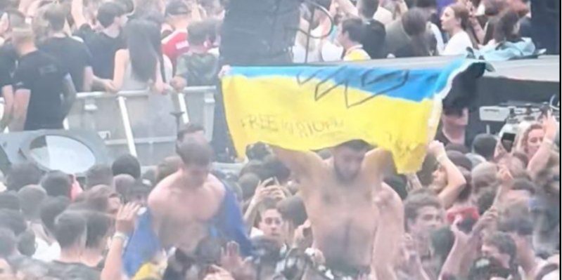 Поклонники развернули украинский флаг на концерте Макса Коржа в Варшаве (Фото: helenalisovska/Tik Tok/скриншот из видео)