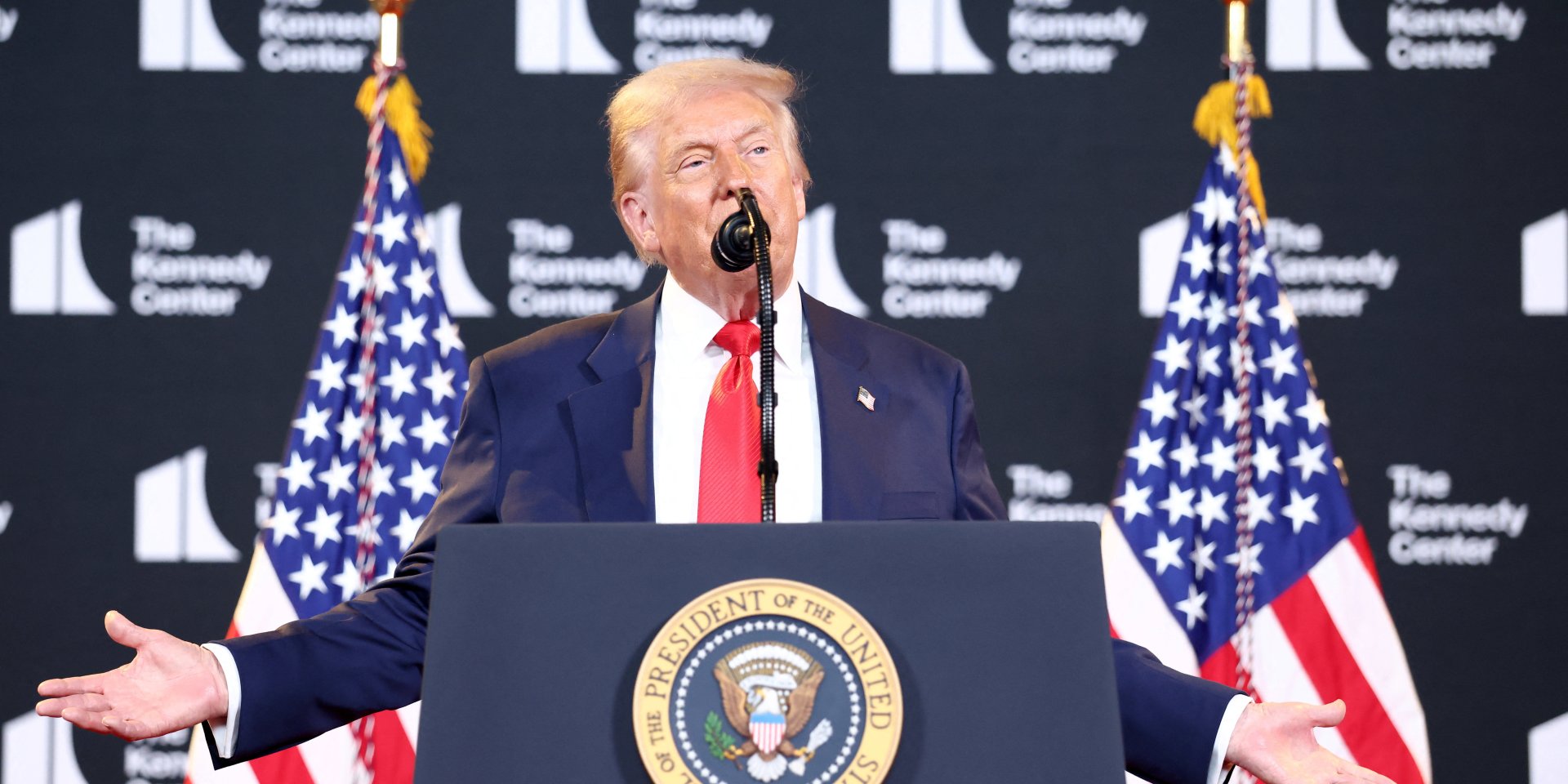 Дональд Трамп во время объявления лауреатов премии Центра Кеннеди (Фото: REUTERS/Кевин Ламарк)